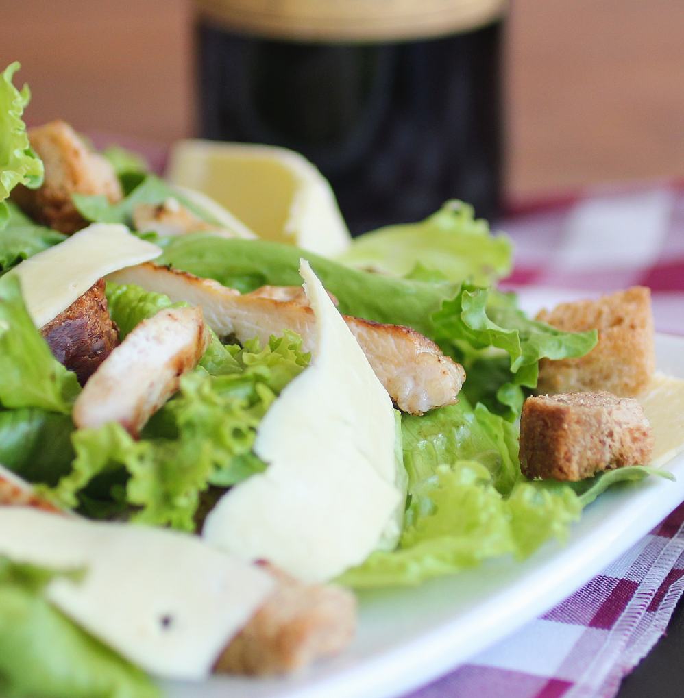 green salad with garlic croutons