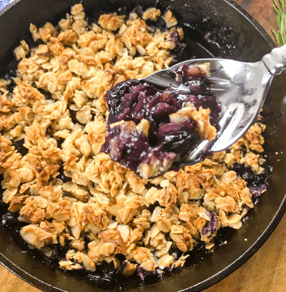 rustic blueberry crisp in a pie pan
